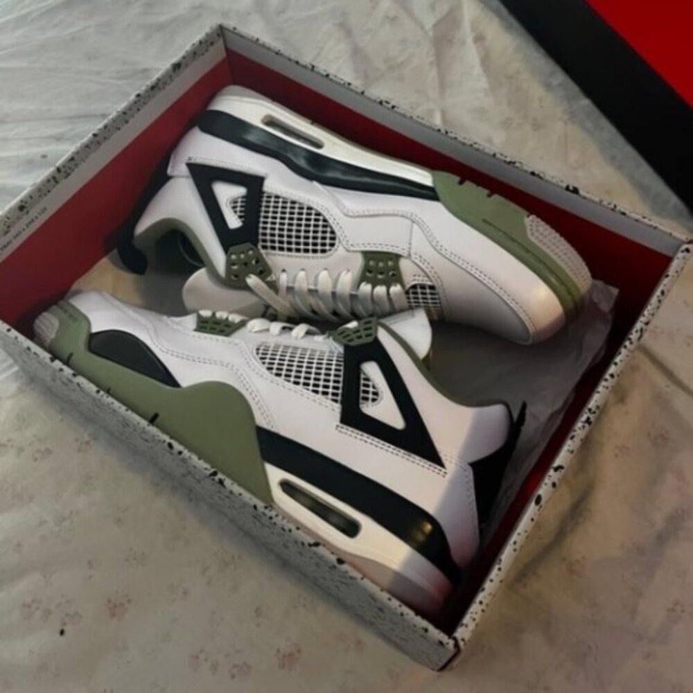 New Air Jordan 4 Retro Seafoam (Men's 7.5/Women's 9)